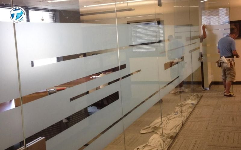 Minh bạch về vật liệu và báo giá của dán kính mờ văn phòng tại HN